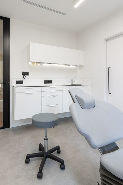mueble clínico de en una clínica dental, en tonos blancos.