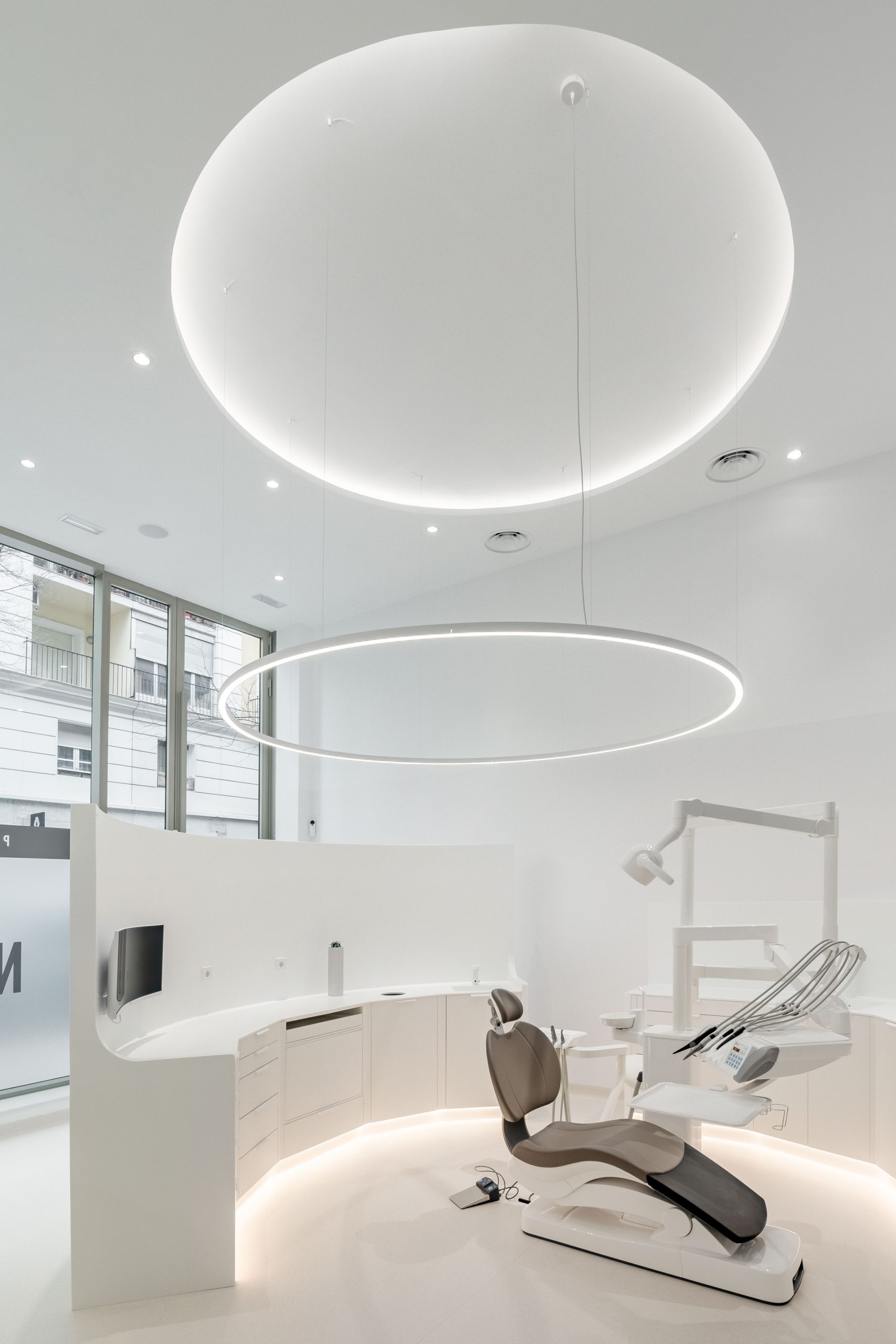 espectacular mobiliario clínico con forma redondeada y ergonómica adaptada a su espacio